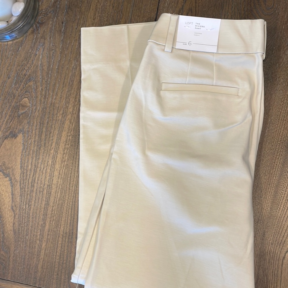 Loft Riviera Crop neutral size 6 with an inseam approx 25 1/2 “